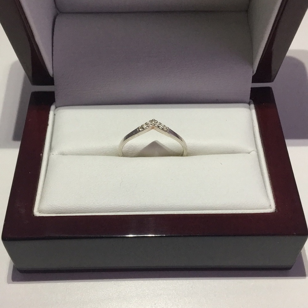 Beautiful 925 silver and diamond ring